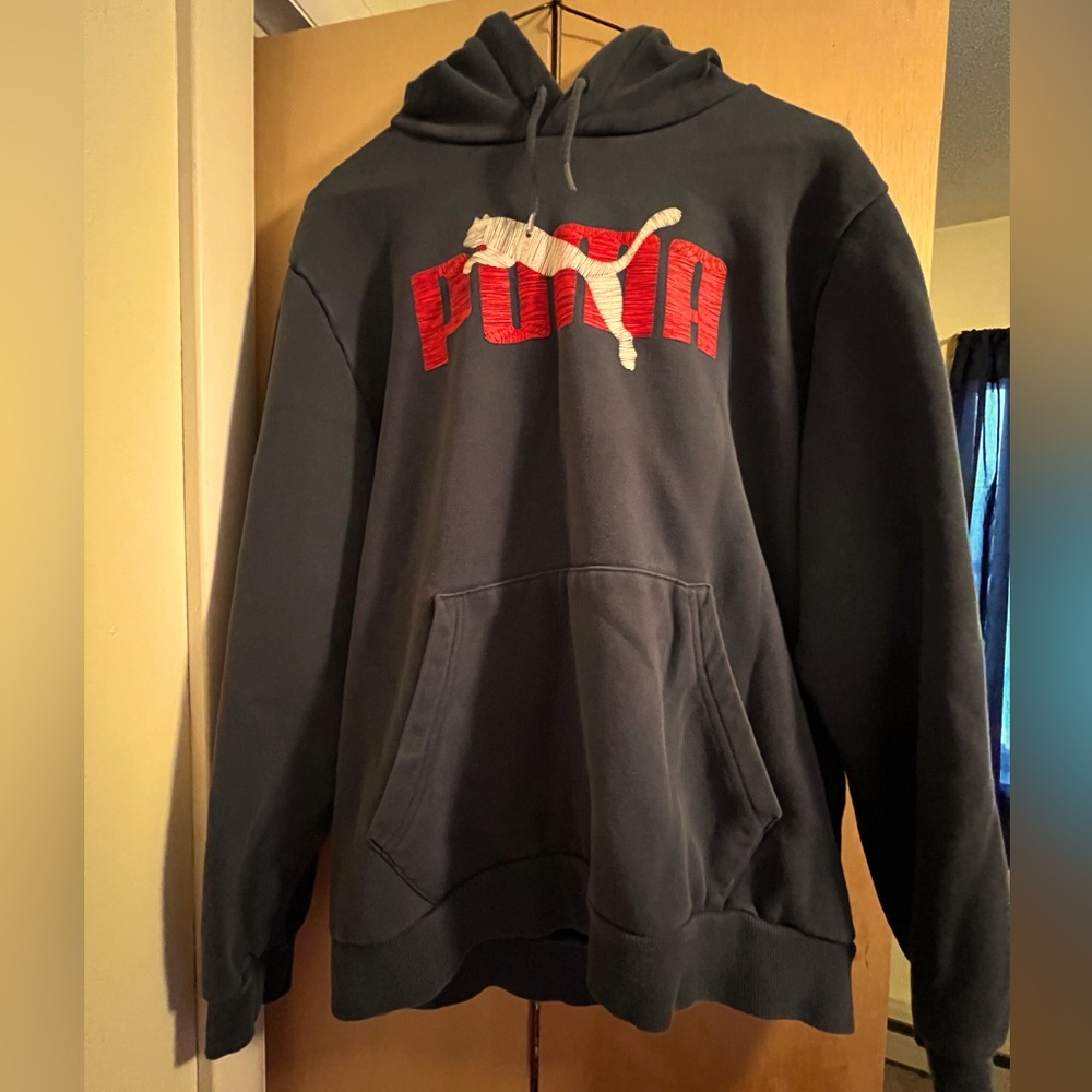 XL Puma pullover hoodie. Navy blue/dark blue/red.